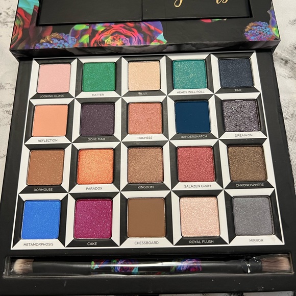 Urban Decay Alice Through the Looking Glass Palette RARE COLLECTOR ITEM - Picture 7 of 7